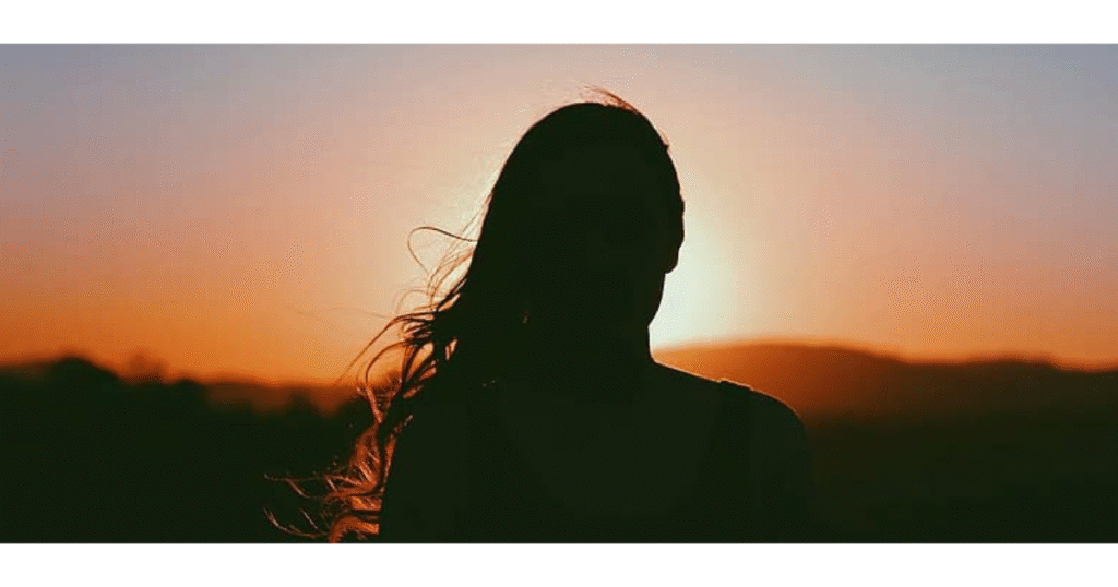 Mujer mirando el horizonte.
